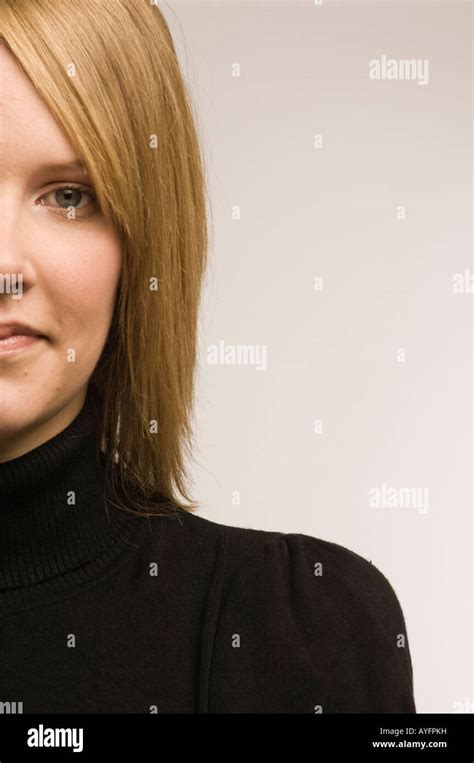 Nahaufnahme von der linken Seite des Gesichts eine schlanke attraktive überzeugt junge blonde