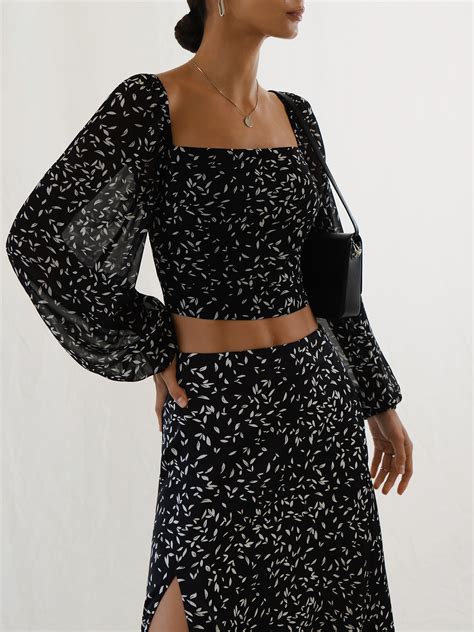 Укороченный топ с пышными рукавами :: LICHI - Online fashion store