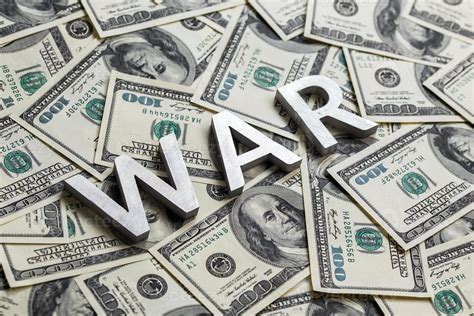 una guerra de palabras colocada por letras de metal en el fondo de los