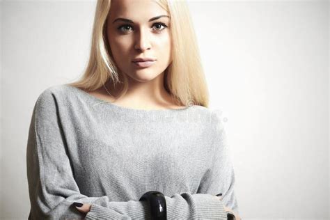 Belle Femme Blonde Dans Dress Accessories Flirt Fashion Photo Stock Image Du Flirter Femelle