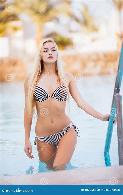 Piscina Rubia Hermosa De La Salida De La Mujer En Bikini Foto De