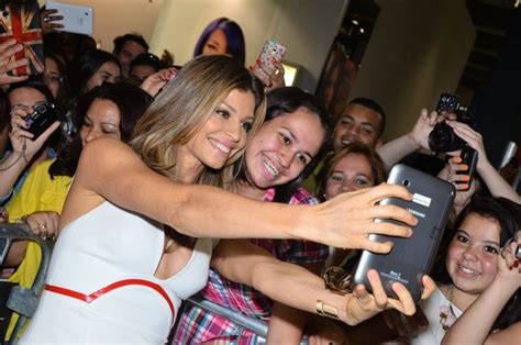 EGO Isabelli Fontana usa vestido vazado e deixa hot pant à mostra notícias de Famosos