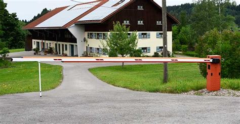 Zaun - kann bestehen aus: Bahnschwellen, Hochspannungsisolatoren ...