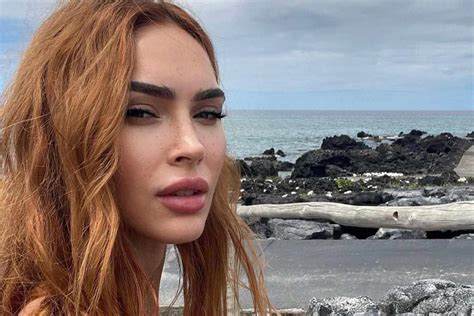 Megan Fox prezentuje krótszą fryzurę i figurę w malutkim czarnym bikini zobacz zdjęcia