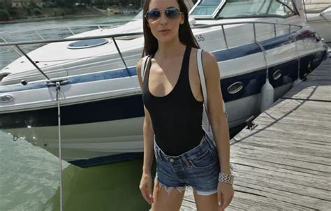 Обои shorts sea woman lake model jeans brunette bag на телефон и рабочий стол раздел