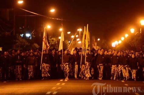 Topo Bisu Ritual Mubeng Beteng Yang Dilakukan Abdi Dalem Mataram Dan