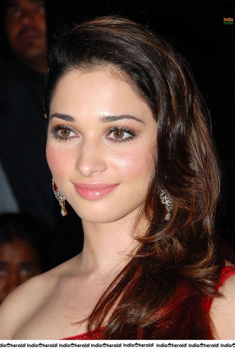 Red Hot Tamannaah Shows Her Milky White Midriff And Navel S