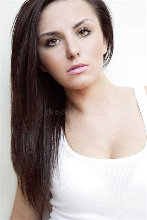 Brunette Atractivo Con El Pelo Largo Oscuro Imagen De Archivo Imagen De Fresco Perfecto