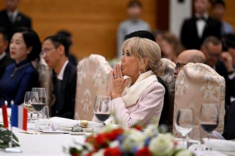 Robe Rose Chignon De Danseuse Sac Dior Nude Brigitte Macron Sinspire De Lunivers Des