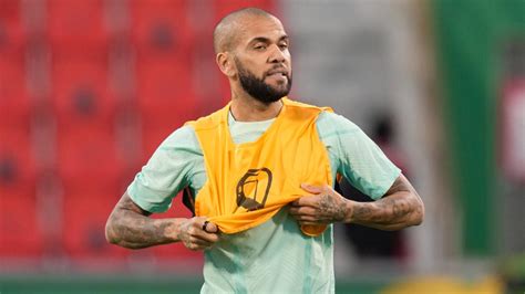 Dani Alves Condenado A Quatro Anos E Meio De Pris O Por Agress O Sexual