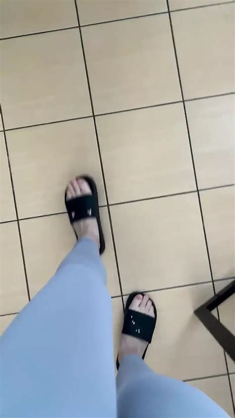 POV The Sound Of Flip Flops When Walking In Gray Leggings Amateur Amateur Porn XHamster