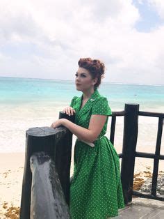 6 Hot Sexy Laci Fay Bikini Pics