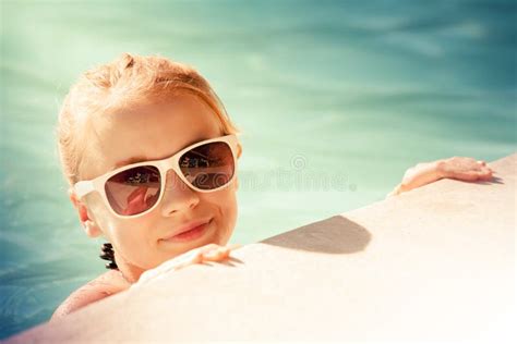 Belle Petite Fille Blonde Avec Des Lunettes De Soleil Dans La Piscine Photo Stock Image Du