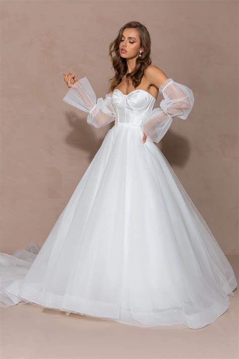 Cinderella sparkle wedding dress | Beachweddingtips.com