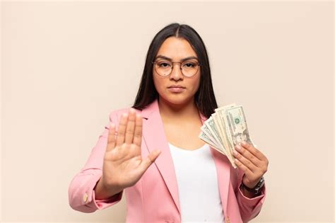 Mujer Latina Joven Que Parece Seria Severa Disgustada Y Enojada