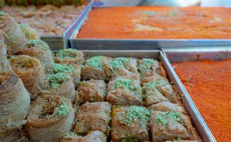 Rabe Tradicional Y Kunafa Turco Del Kadaif Del Postre De Los Pasteles