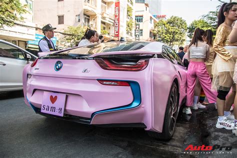 Hot girl Sam tự tay cầm lái BMW i8 màu hồng trong ngày khai trương cửa hàng mỹ phẩm của mình