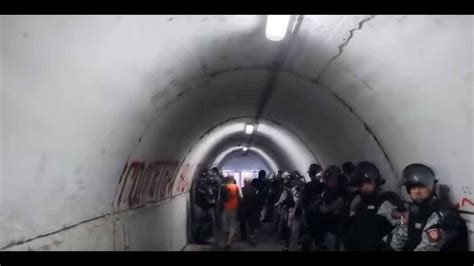 Toile Rouge De Belgrade Psg L Touffant Tunnel Du Stade Marakana