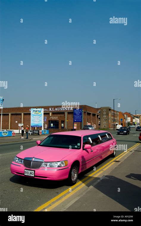 Pink Lincoln Limousine Hi Res Stock Photography And Images Alamy
