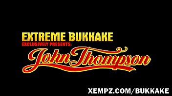 Une fausse blonde fait un bukkake avec des inconnus à Extreme Bukkake XVIDEOS