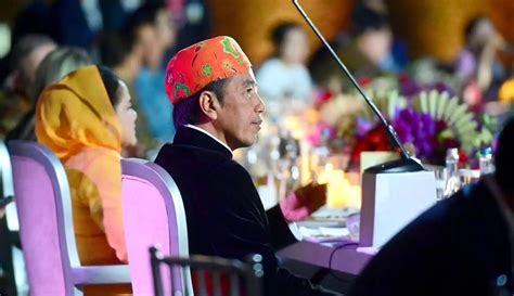 Tampilan Penuh Gaya Presiden Jokowi Dan Ibu Negara Iriana Pakai Baju