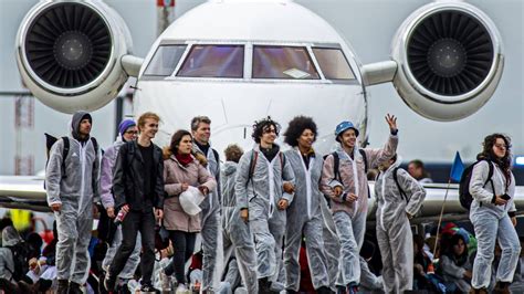 Eindhoven Airport Waarschuwt Reizigers Voor Actie Van Klimaatactivisten