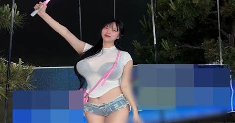 Hot Girl M C Qu N Ng N C N C N Khoe D Ng Ph N C M Gi A Ph