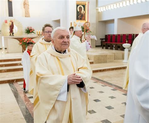 Mazowieckie Brutalne pobicie 80 letniego księdza w Pionkach Duchowny