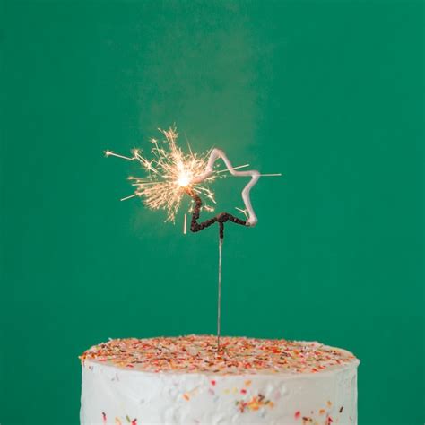 G Teau D Anniversaire Avec Sparkler Allum Photo Premium