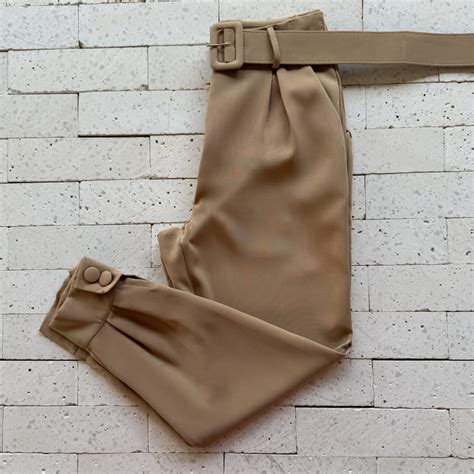 CALÇA ALFAIATARIA BOTÕES NA BARRA E CINTO NUDE Dondoca Moda Feminina