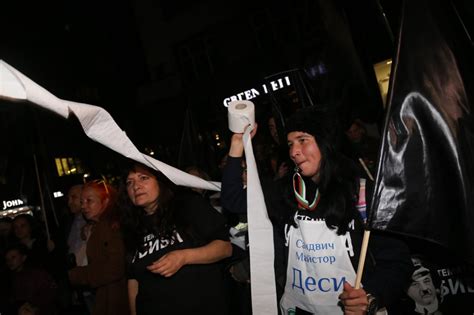 Протестиращи майки отново под прозорците на НФСБ