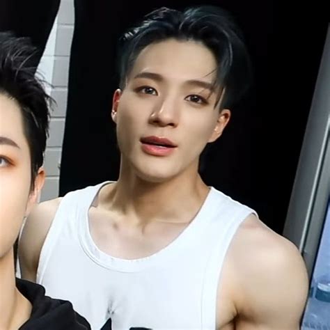 Lee Jeno Agama