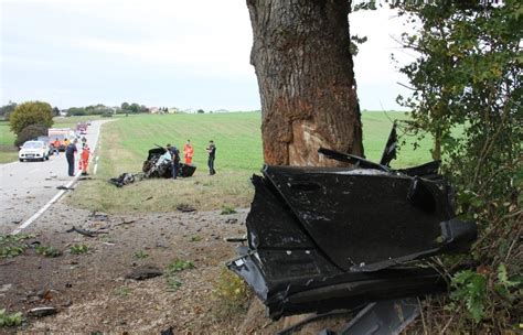 Auto Gegen Baum Geprallt Ehepaar Stirbt Bei Unfall Im Landkreis Eichst Tt