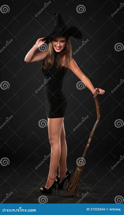 Giovane Strega Sexy Del Brunette Con Una Scopa Fotografia Stock Immagine Di Mago Brunetta