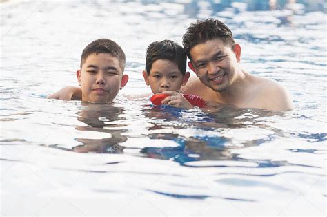 Feliz Padre E Hijo Nadando En Una Piscina 2024