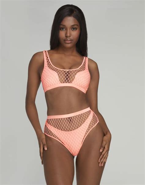 Hot Sexy Shannon Bikini Pics