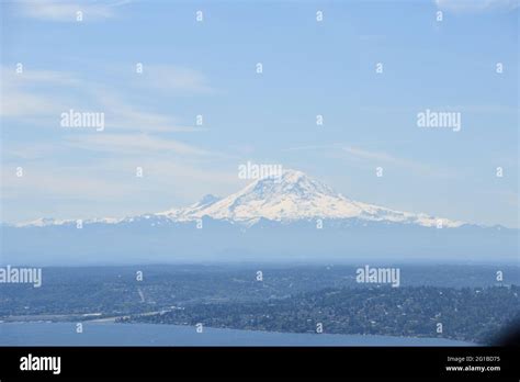 Skyline View With Mount Rainier Hi Res Stock Photography And Images Alamy