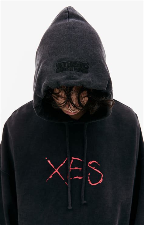 Мужское черное худи с принтом xes VETEMENTS — купить за 75 900 руб. в ...