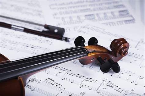 Cortar Violino E Arco Na Partitura Foto Premium