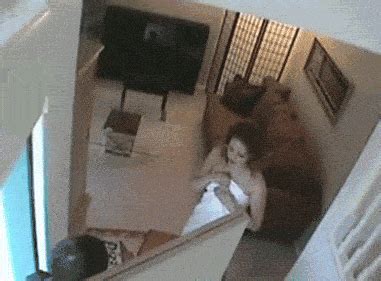 Embarrassed Girl Drops Her Towel In Front Of The Pizza Delivery Guy Porn Pic