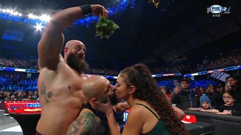 Samantha Irvin Le Da Un Beso A Ricochet Wwe Smackdown En