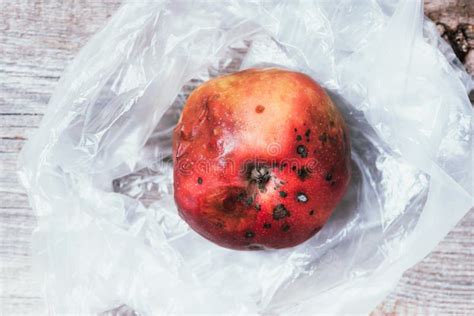 Manzana Roja Podrida En El Fondo De Una Bolsa De Plástico Comida