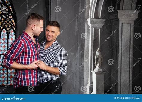 Joven Pareja Gay Feliz Casarse En La Iglesia Imagen De Archivo Imagen De Iglesia Homosexual
