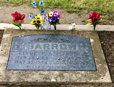 Clyde Barrow (from Bonnie and Clyde) grave at the Western Heights ...