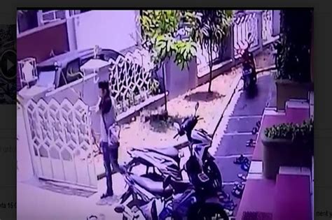 Terekam Cctv Maling Gasak Motor Di Masjid Hanya Detik