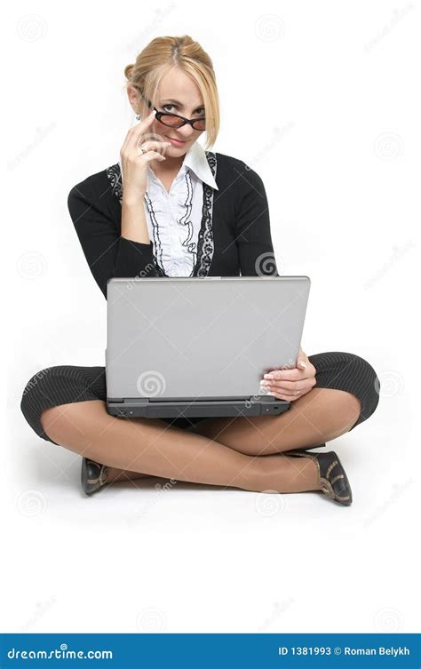 La Belle Blonde S asseyent Avec L ordinateur Portatif Image stock Image du beauté actif