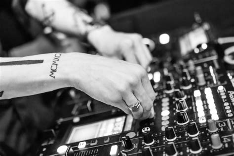 Darmowe Zdjęcia : muzyka, obrotnica, lekki, koncert, ciemność, neon, dj