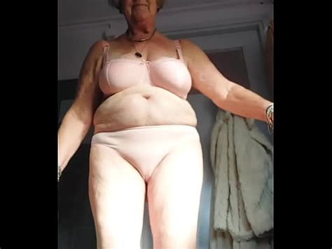 Grand M Re Fait Pipi Et Utilise Du Concombre Dans La Chatte Poilue Xvideos