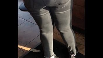 Jean serré portant le joli cul de milf espagnole XVIDEOS