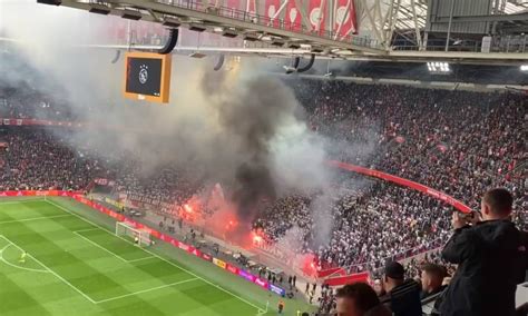 Sinalizadores Na Torcida Fazem Faixa Na Arquibancada Pegar Fogo E Jogo